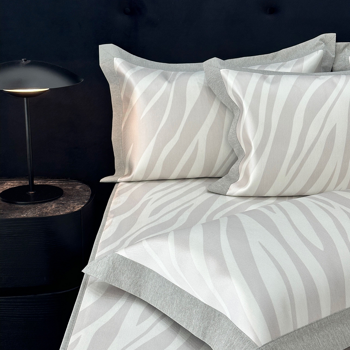 91家纺网 家纺一手货源 找家纺 JUICY 橘滋家纺 2026年夏日新款高端简约意式轻奢数码冰丝席凉席 床笠款-旷野之迹