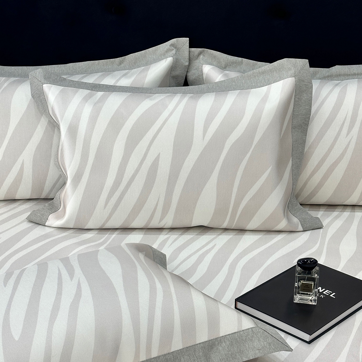 91家纺网 家纺一手货源 找家纺 JUICY 橘滋家纺 2026年夏日新款高端简约意式轻奢数码冰丝席凉席 床笠款-旷野之迹