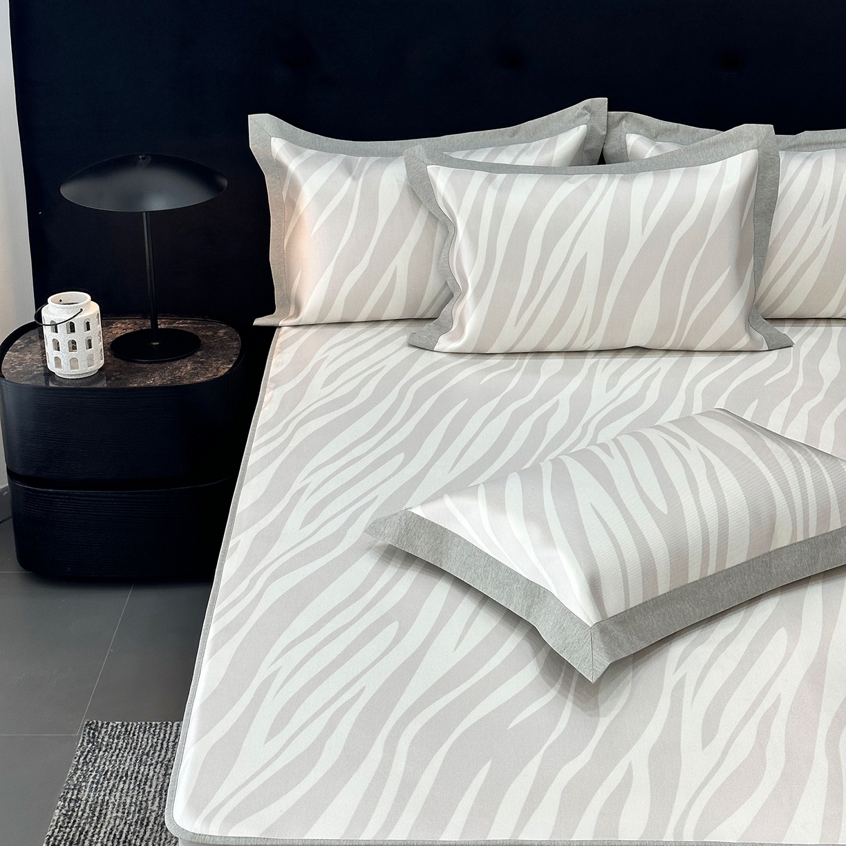 91家纺网 家纺一手货源 找家纺 JUICY 橘滋家纺 2026年夏日新款高端简约意式轻奢数码冰丝席凉席 床笠款-旷野之迹