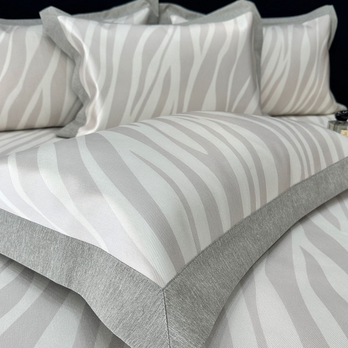 91家纺网 家纺一手货源 找家纺 JUICY 橘滋家纺 2026年夏日新款高端简约意式轻奢数码冰丝席凉席 床笠款-旷野之迹