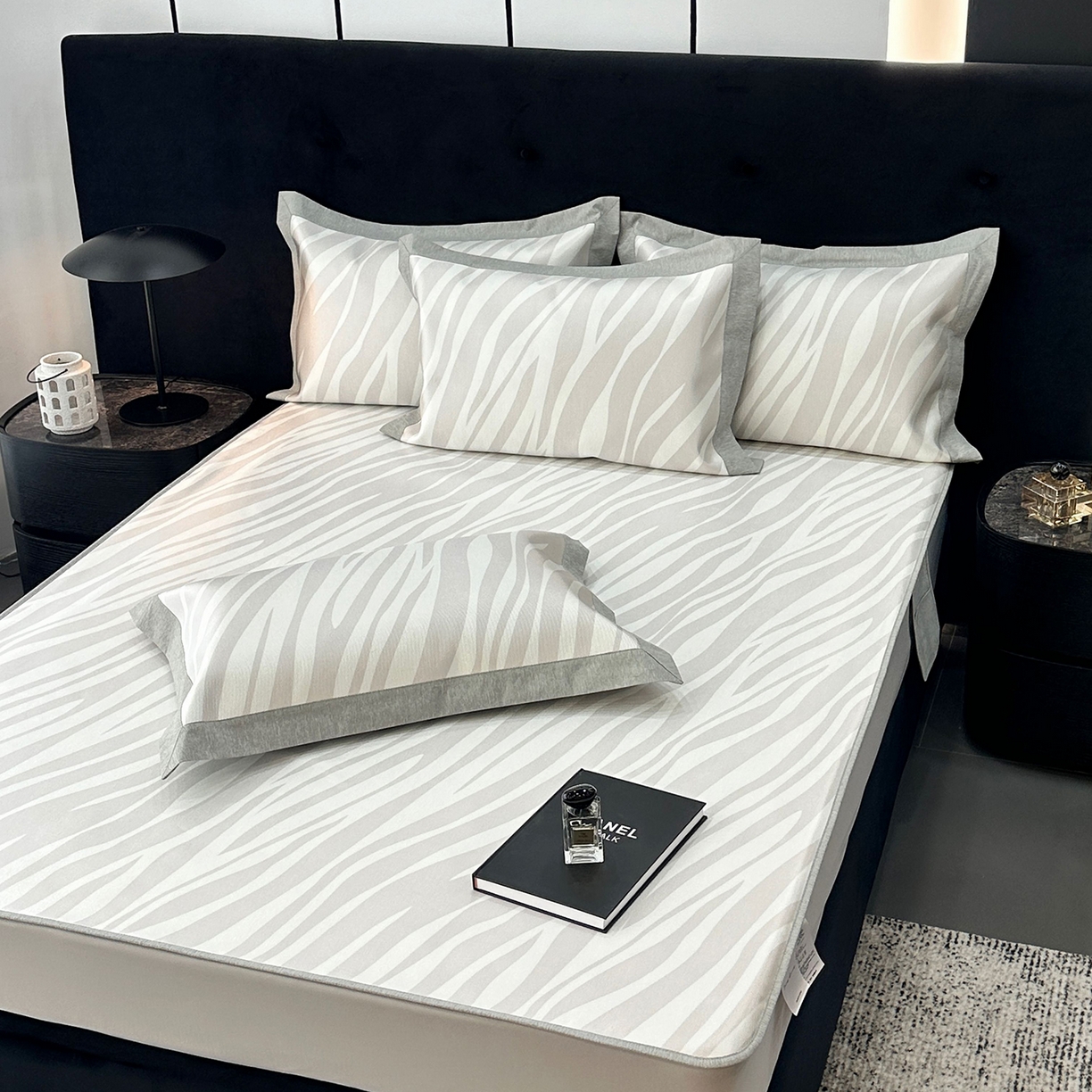 91家纺网 家纺一手货源 找家纺 JUICY 橘滋家纺 2026年夏日新款高端简约意式轻奢数码冰丝席凉席 床笠款-旷野之迹