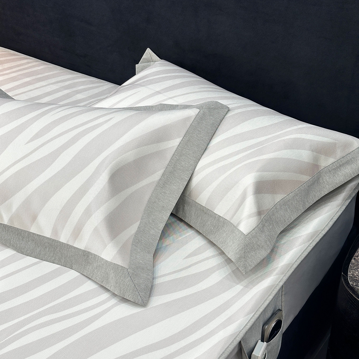 91家纺网 家纺一手货源 找家纺 JUICY 橘滋家纺 2026年夏日新款高端简约意式轻奢数码冰丝席凉席 床笠款-旷野之迹