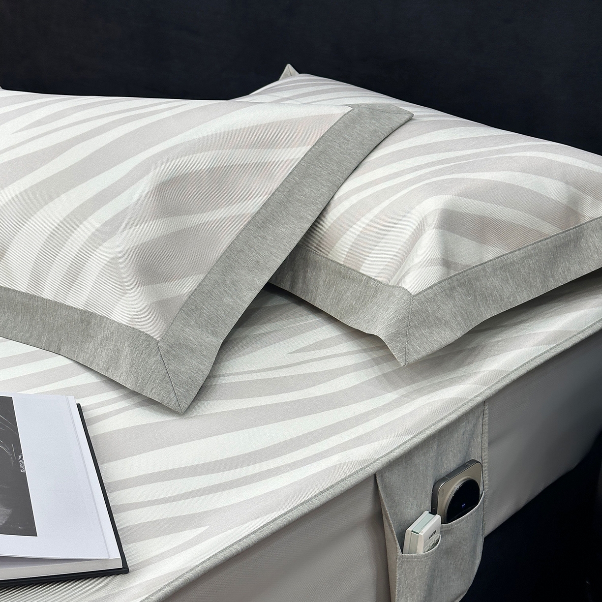 91家纺网 家纺一手货源 找家纺 JUICY 橘滋家纺 2026年夏日新款高端简约意式轻奢数码冰丝席凉席 床笠款-旷野之迹