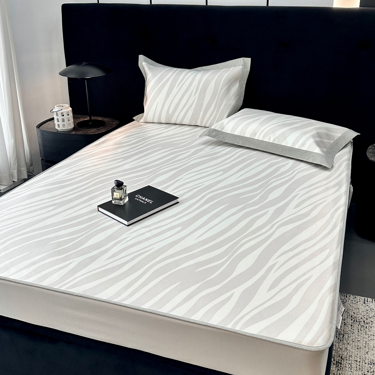 91家纺网 家纺一手货源 找家纺 JUICY 橘滋家纺 2026年夏日新款高端简约意式轻奢数码冰丝席凉席 床笠款-旷野之迹