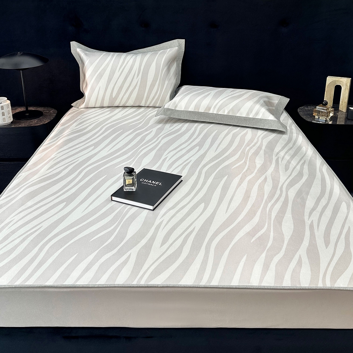 91家纺网 家纺一手货源 找家纺 JUICY 橘滋家纺 2026年夏日新款高端简约意式轻奢数码冰丝席凉席 床笠款-旷野之迹