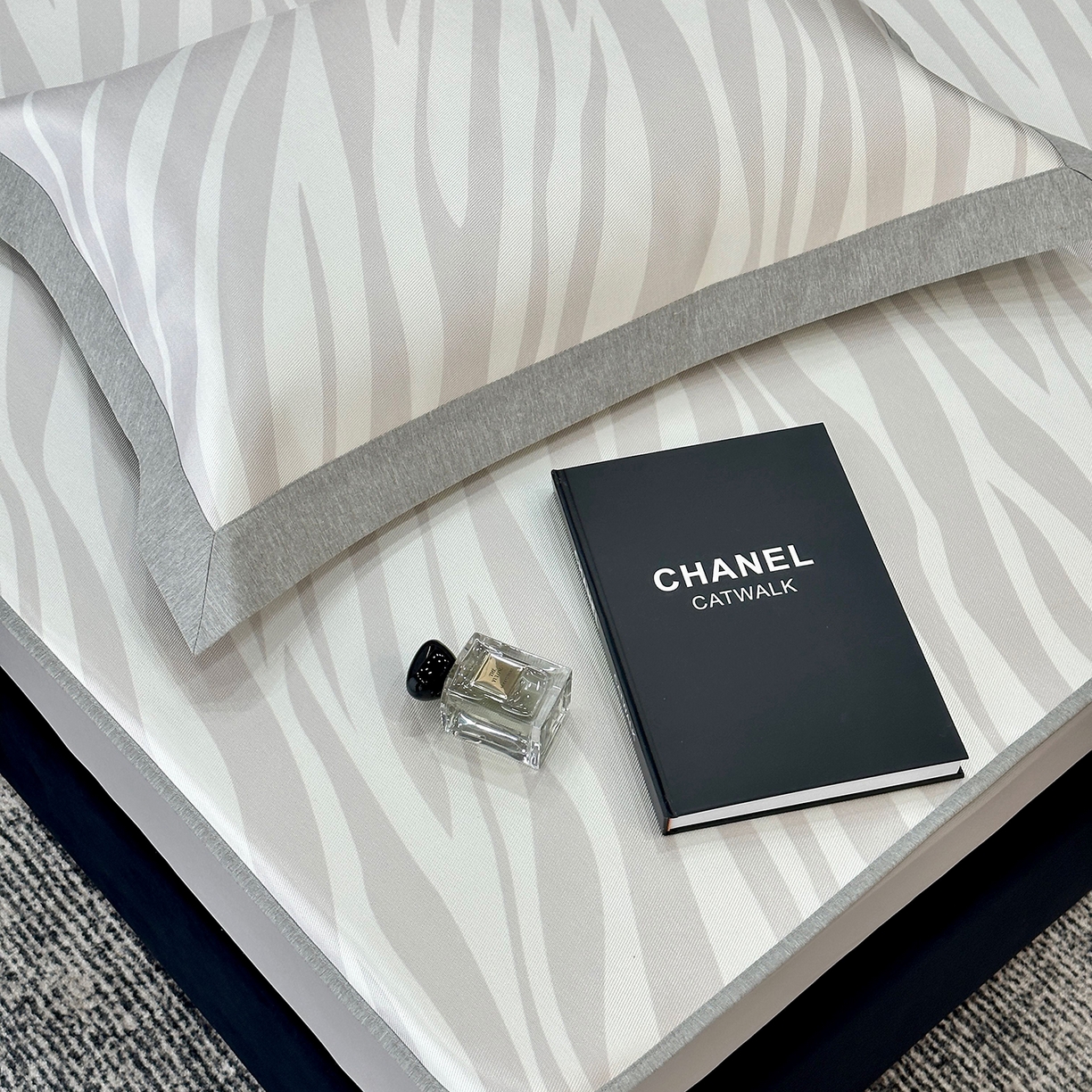 91家纺网 家纺一手货源 找家纺 JUICY 橘滋家纺 2026年夏日新款高端简约意式轻奢数码冰丝席凉席 床笠款-旷野之迹