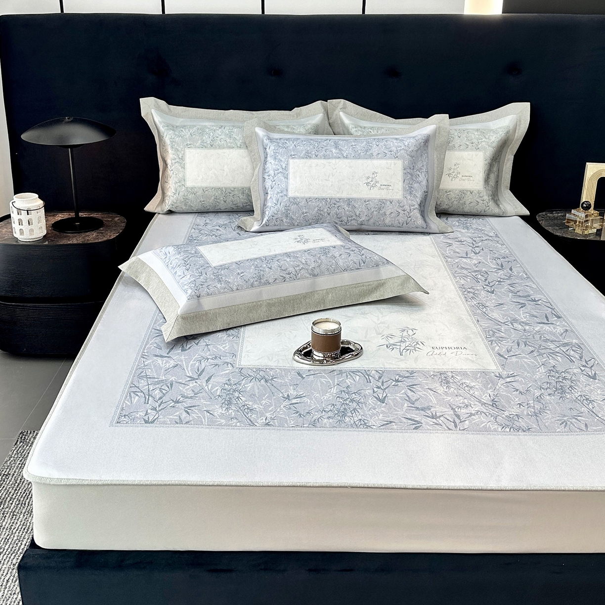 91家纺网 家纺一手货源 找家纺 JUICY 橘滋家纺 2026年夏日新款高端简约意式轻奢数码冰丝席凉席 床笠款-林影诗-雾蓝