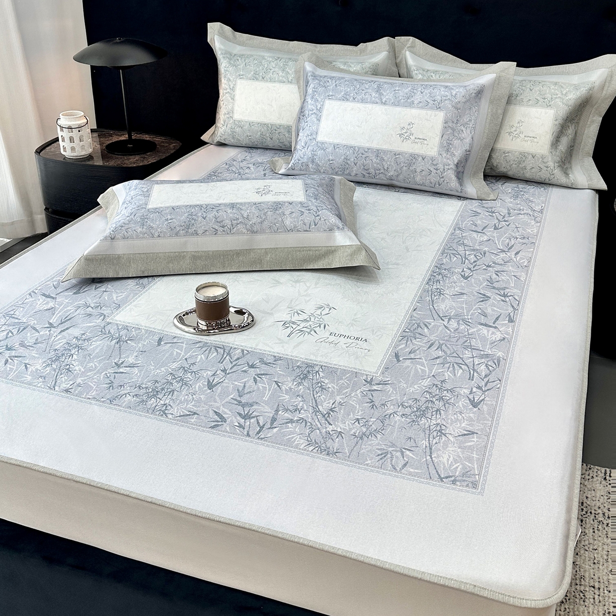 91家纺网 家纺一手货源 找家纺 JUICY 橘滋家纺 2026年夏日新款高端简约意式轻奢数码冰丝席凉席 床笠款-林影诗-雾蓝