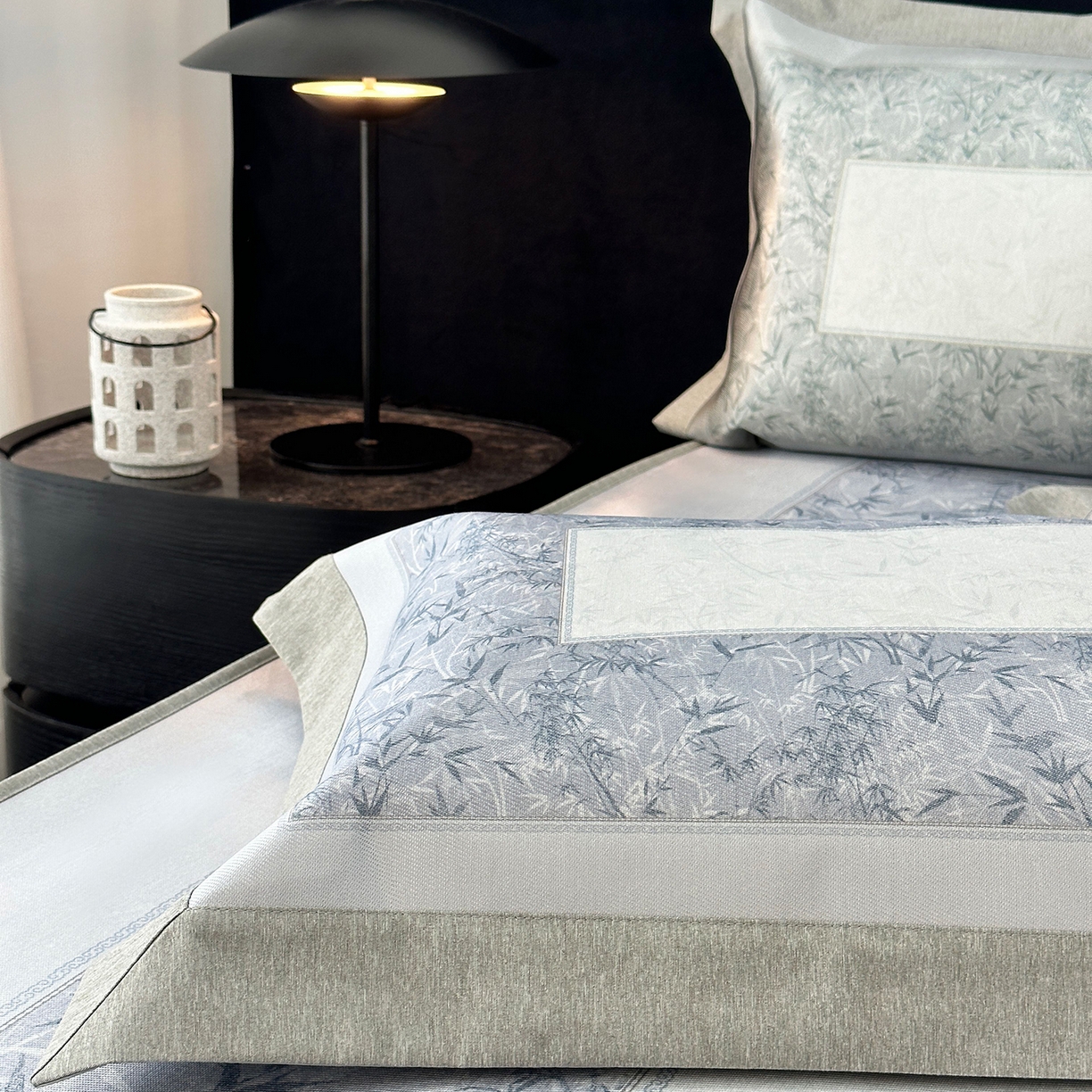 91家纺网 家纺一手货源 找家纺 JUICY 橘滋家纺 2026年夏日新款高端简约意式轻奢数码冰丝席凉席 床笠款-林影诗-雾蓝