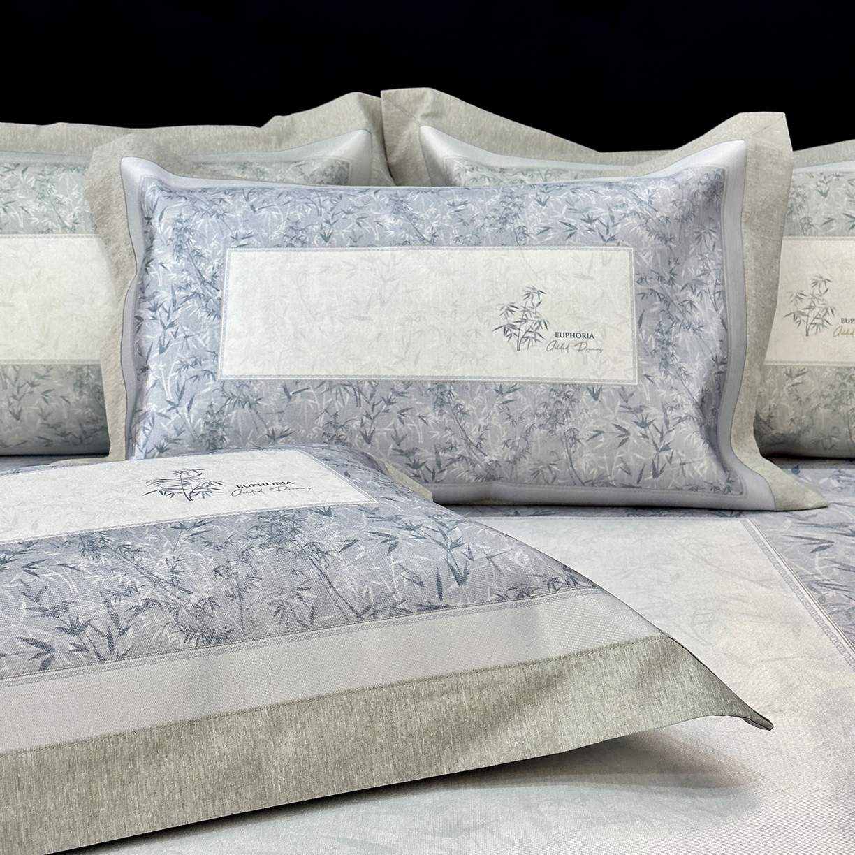 91家纺网 家纺一手货源 找家纺 JUICY 橘滋家纺 2026年夏日新款高端简约意式轻奢数码冰丝席凉席 床笠款-林影诗-雾蓝