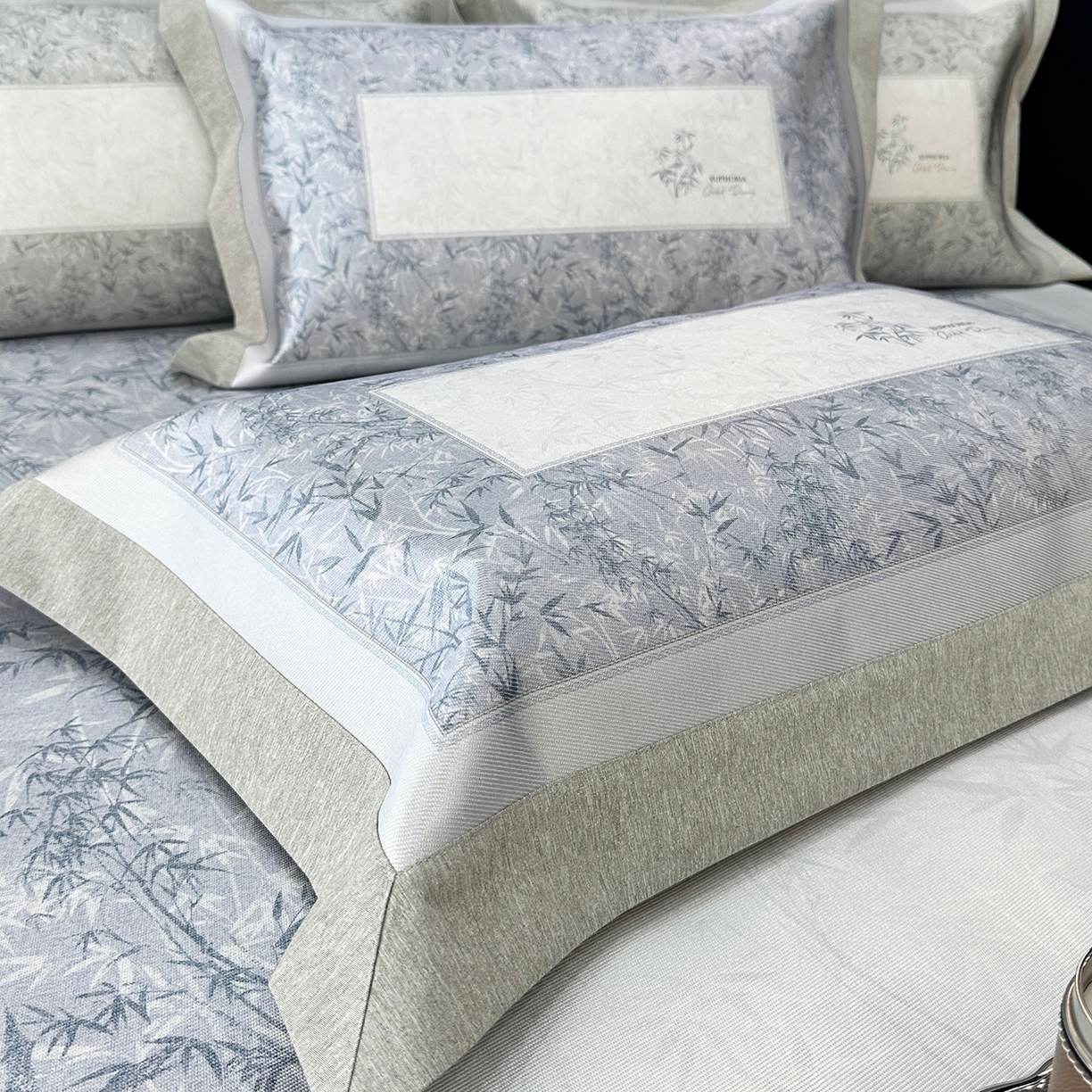 91家纺网 家纺一手货源 找家纺 JUICY 橘滋家纺 2026年夏日新款高端简约意式轻奢数码冰丝席凉席 床笠款-林影诗-雾蓝