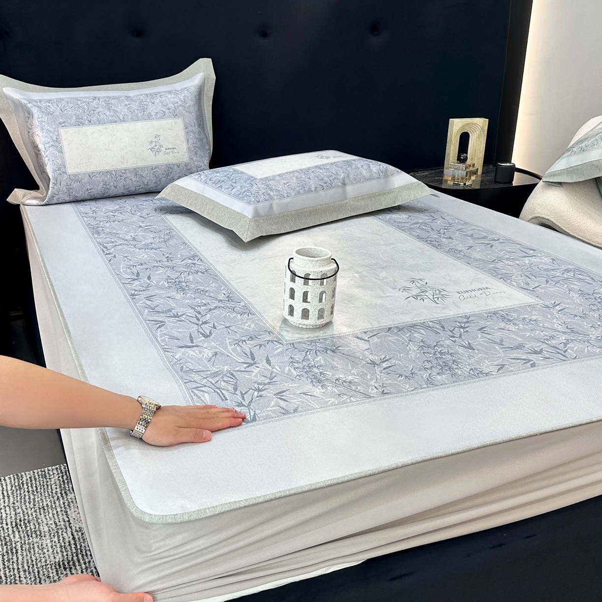 91家纺网 家纺一手货源 找家纺 JUICY 橘滋家纺 2026年夏日新款高端简约意式轻奢数码冰丝席凉席 床笠款-林影诗-雾蓝