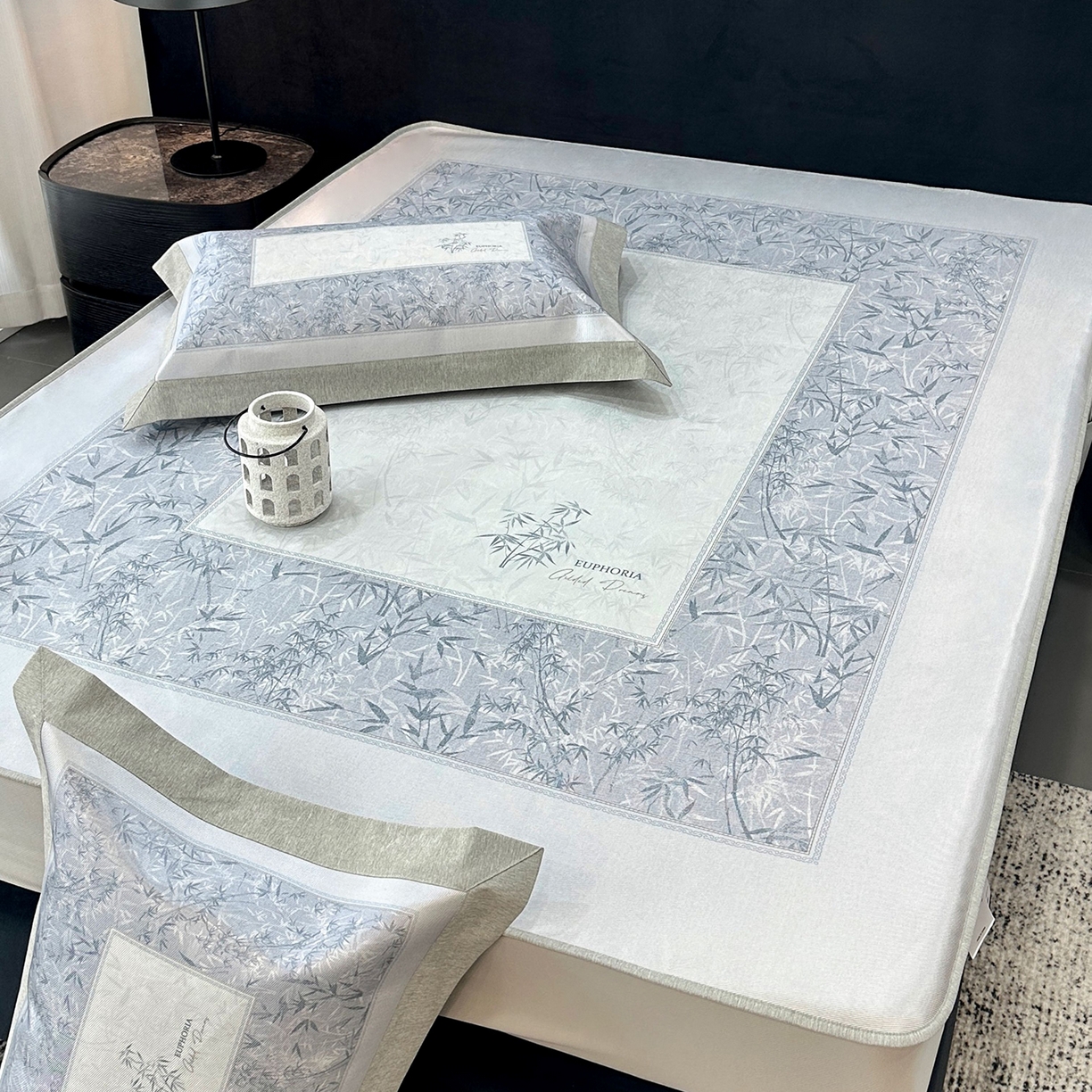 91家纺网 家纺一手货源 找家纺 JUICY 橘滋家纺 2026年夏日新款高端简约意式轻奢数码冰丝席凉席 床笠款-林影诗-雾蓝