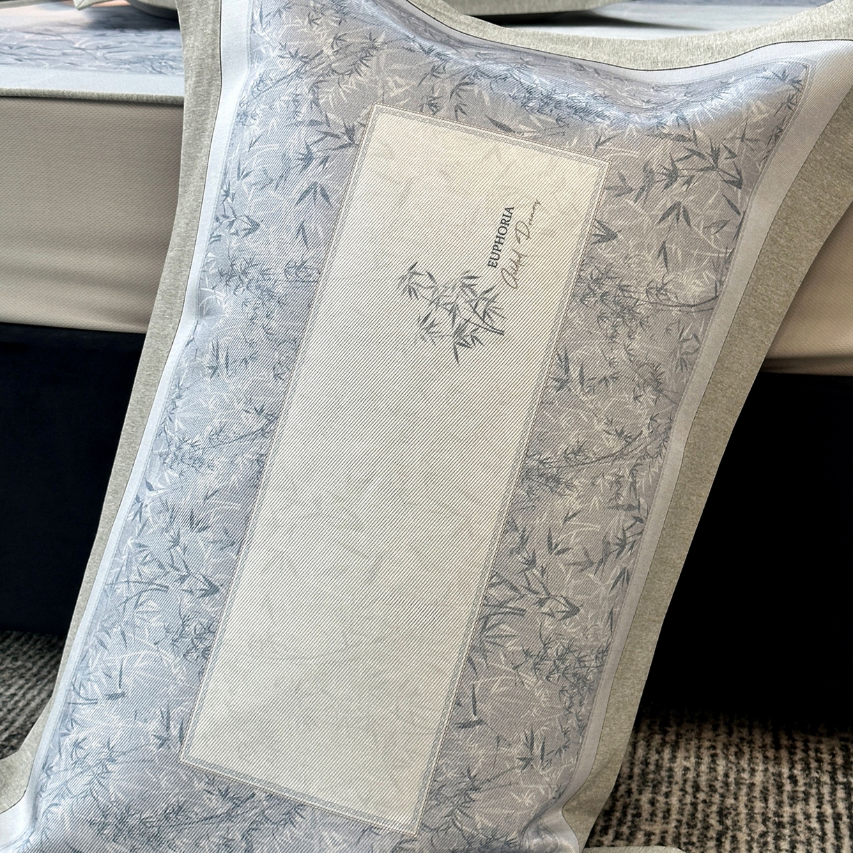 91家纺网 家纺一手货源 找家纺 JUICY 橘滋家纺 2026年夏日新款高端简约意式轻奢数码冰丝席凉席 床笠款-林影诗-雾蓝