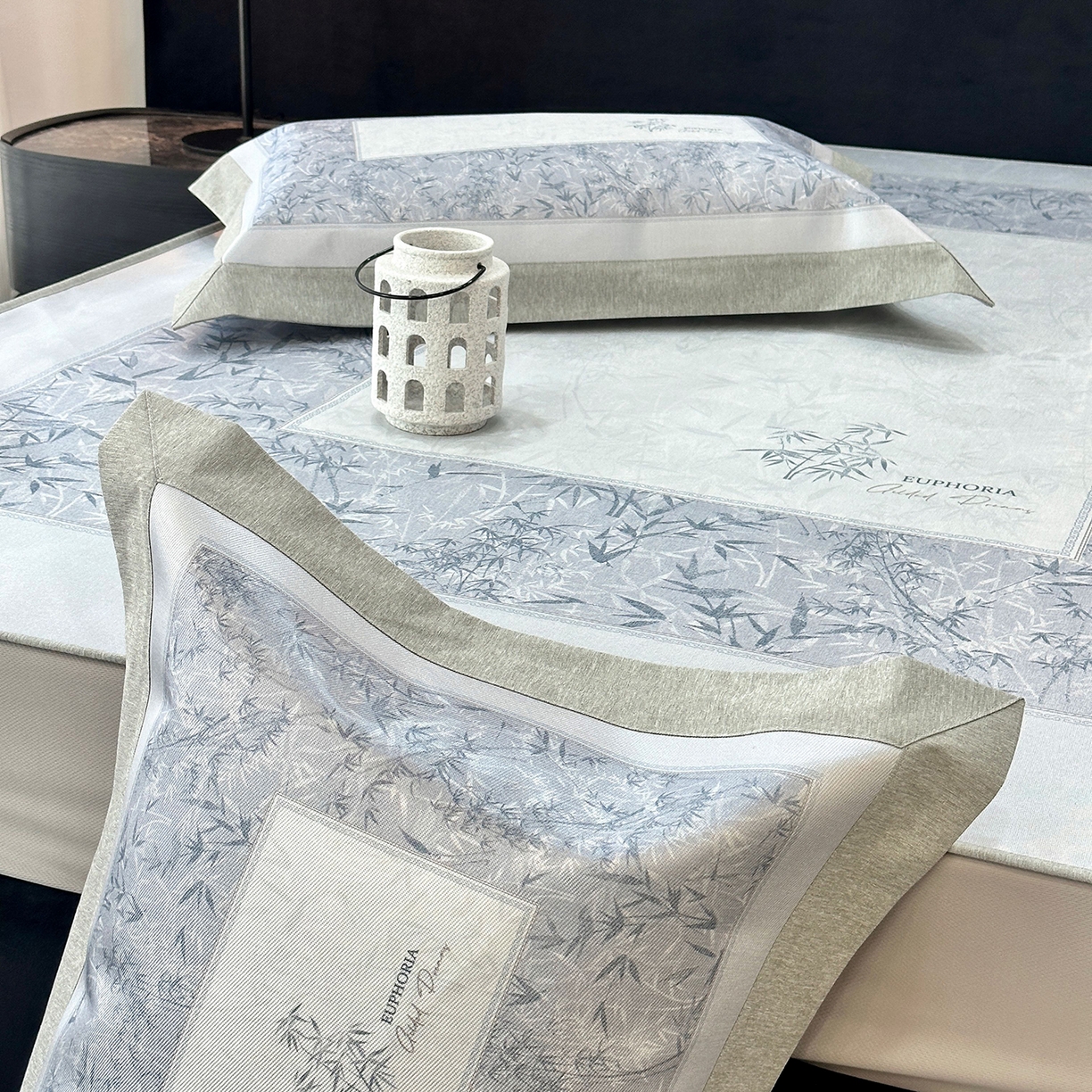 91家纺网 家纺一手货源 找家纺 JUICY 橘滋家纺 2026年夏日新款高端简约意式轻奢数码冰丝席凉席 床笠款-林影诗-雾蓝