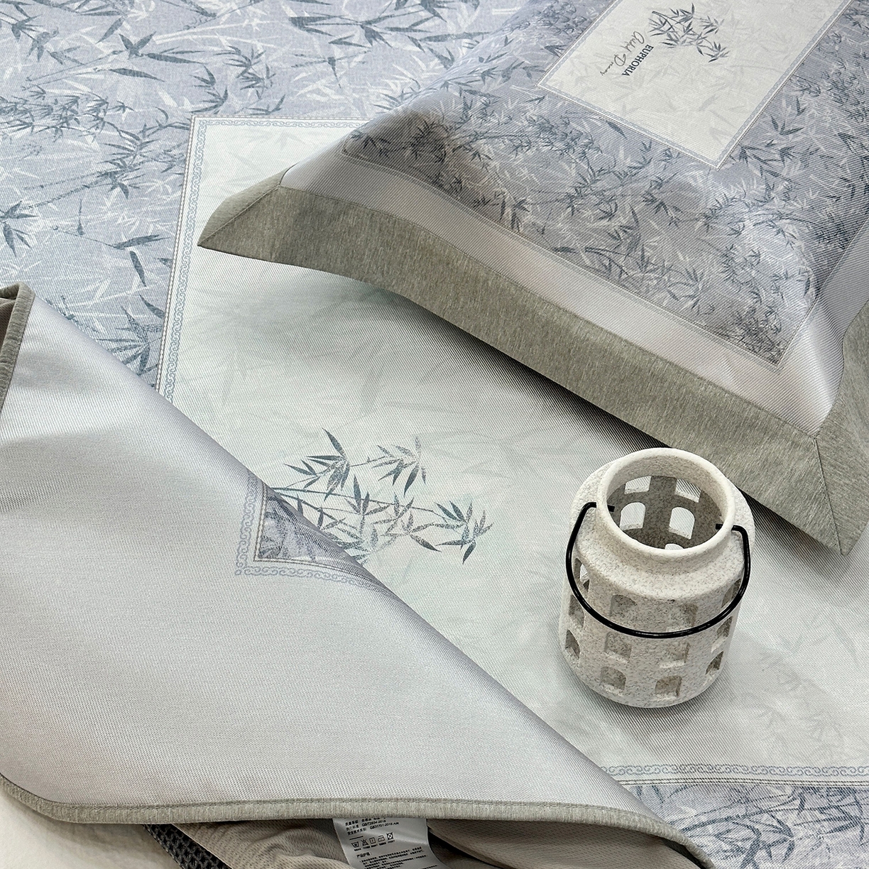 91家纺网 家纺一手货源 找家纺 JUICY 橘滋家纺 2026年夏日新款高端简约意式轻奢数码冰丝席凉席 床笠款-林影诗-雾蓝