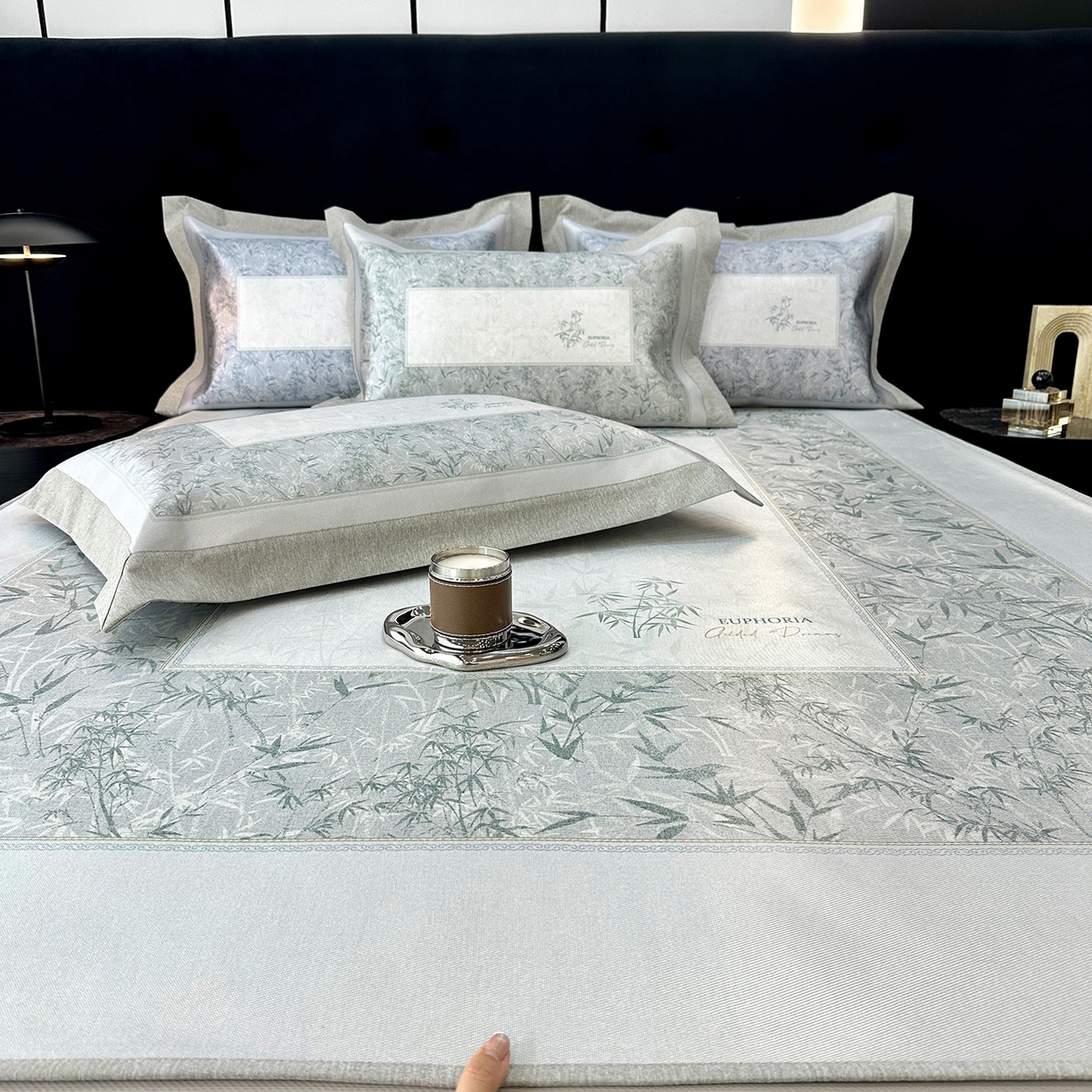 91家纺网 家纺一手货源 找家纺 JUICY 橘滋家纺 2026年夏日新款高端简约意式轻奢数码冰丝席凉席 床笠款-林影诗-雾绿