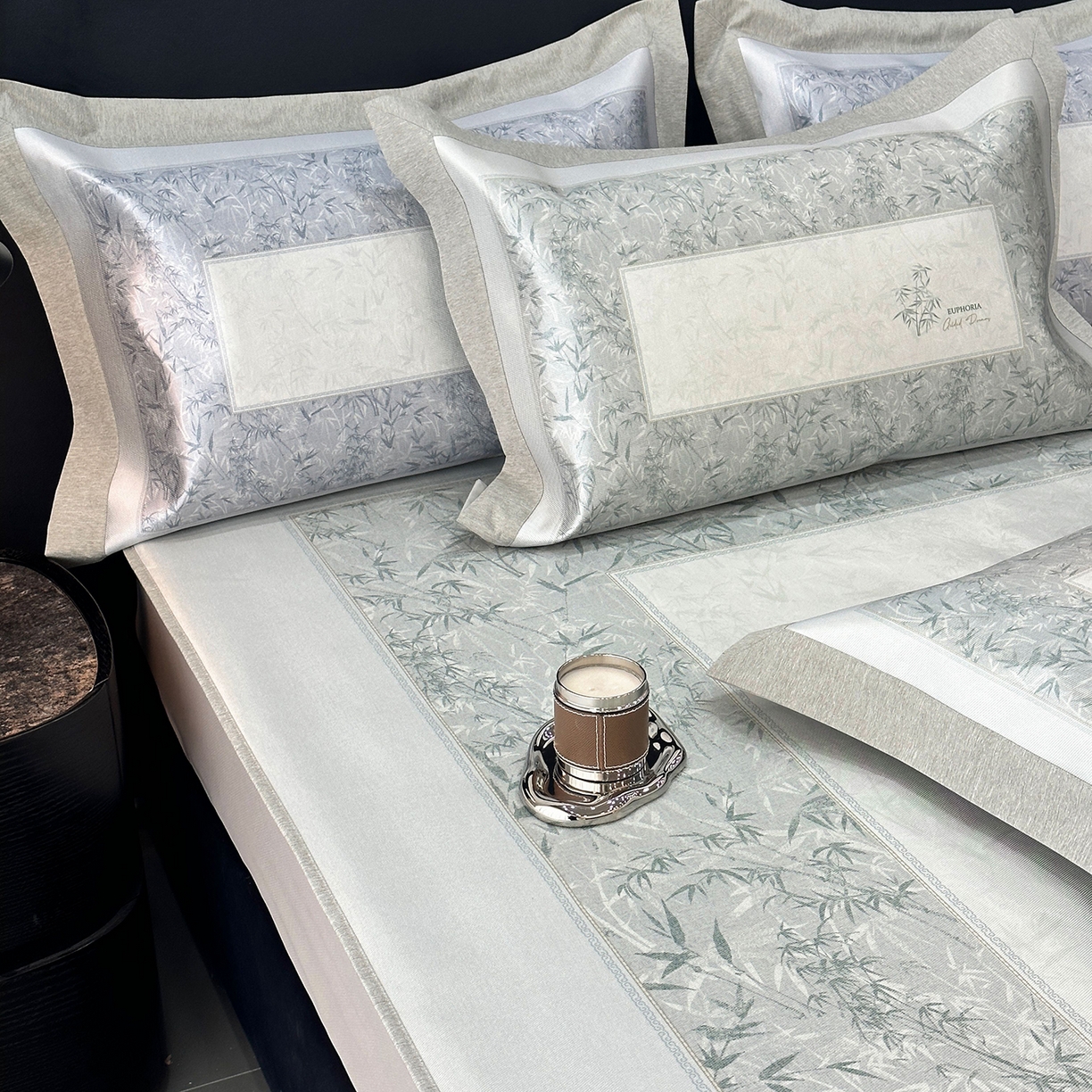 91家纺网 家纺一手货源 找家纺 JUICY 橘滋家纺 2026年夏日新款高端简约意式轻奢数码冰丝席凉席 床笠款-林影诗-雾绿