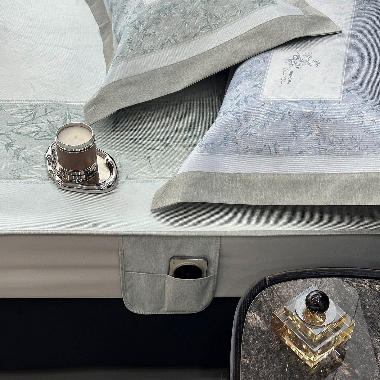 91家纺网 家纺一手货源 找家纺 JUICY 橘滋家纺 2026年夏日新款高端简约意式轻奢数码冰丝席凉席 床笠款-林影诗-雾绿