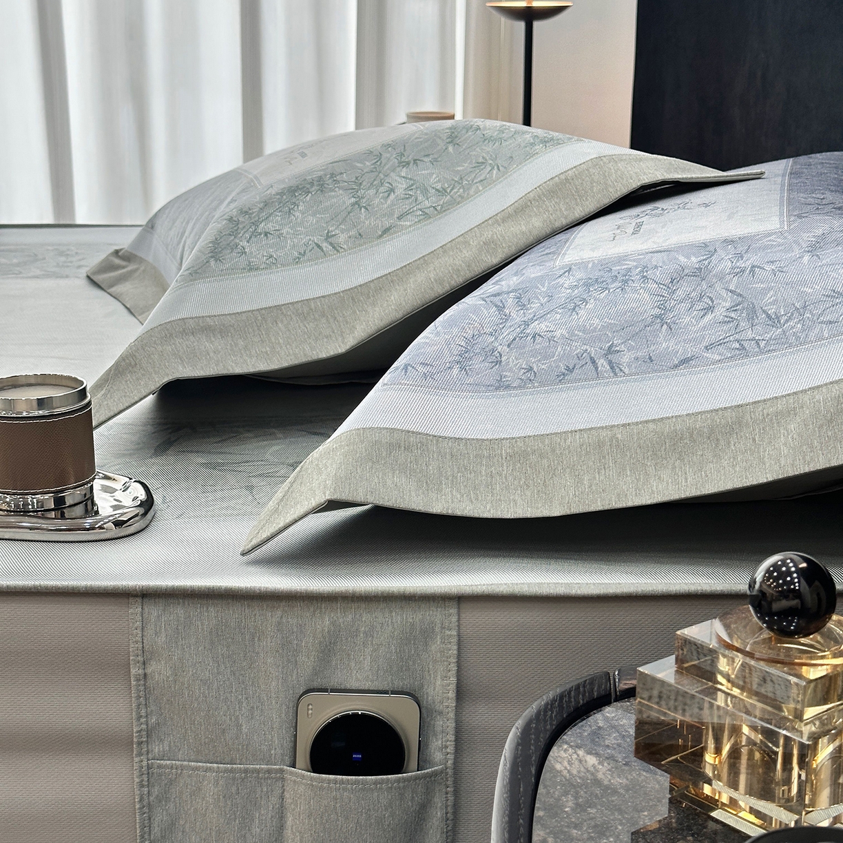 91家纺网 家纺一手货源 找家纺 JUICY 橘滋家纺 2026年夏日新款高端简约意式轻奢数码冰丝席凉席 床笠款-林影诗-雾绿