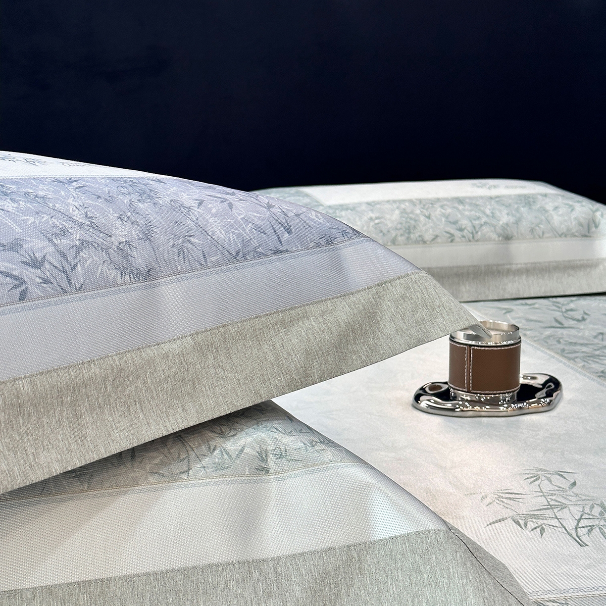 91家纺网 家纺一手货源 找家纺 JUICY 橘滋家纺 2026年夏日新款高端简约意式轻奢数码冰丝席凉席 床笠款-林影诗-雾绿