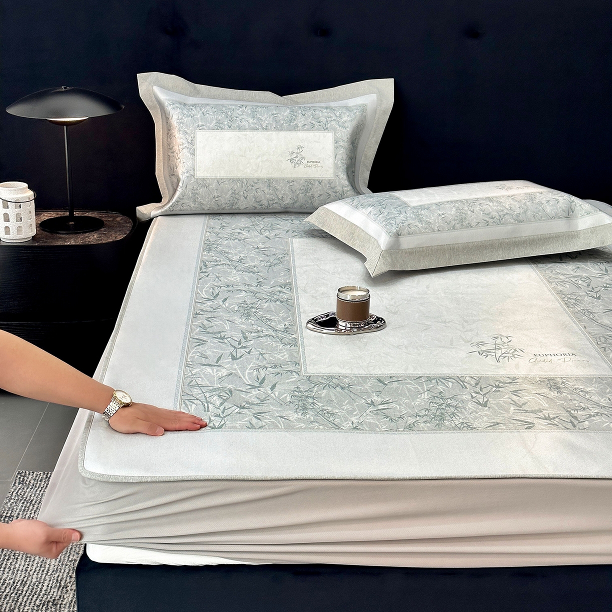 91家纺网 家纺一手货源 找家纺 JUICY 橘滋家纺 2026年夏日新款高端简约意式轻奢数码冰丝席凉席 床笠款-林影诗-雾绿