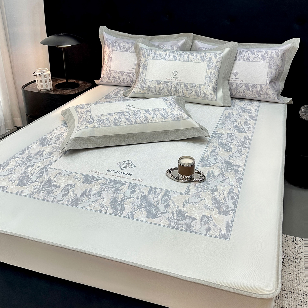 91家纺网 家纺一手货源 找家纺 JUICY 橘滋家纺 2026年夏日新款高端简约意式轻奢数码冰丝席凉席 床笠款-流云石琥珀-釉绿