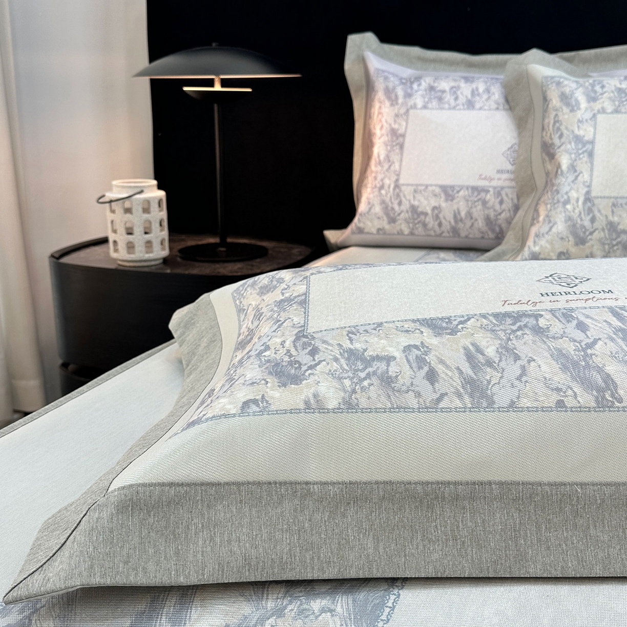 91家纺网 家纺一手货源 找家纺 JUICY 橘滋家纺 2026年夏日新款高端简约意式轻奢数码冰丝席凉席 床笠款-流云石琥珀-釉绿