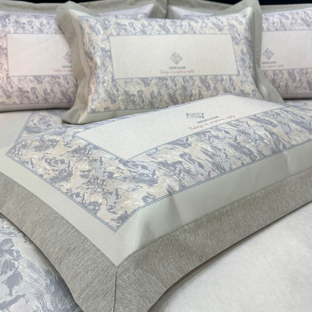 91家纺网 家纺一手货源 找家纺 JUICY 橘滋家纺 2026年夏日新款高端简约意式轻奢数码冰丝席凉席 床笠款-流云石琥珀-釉绿