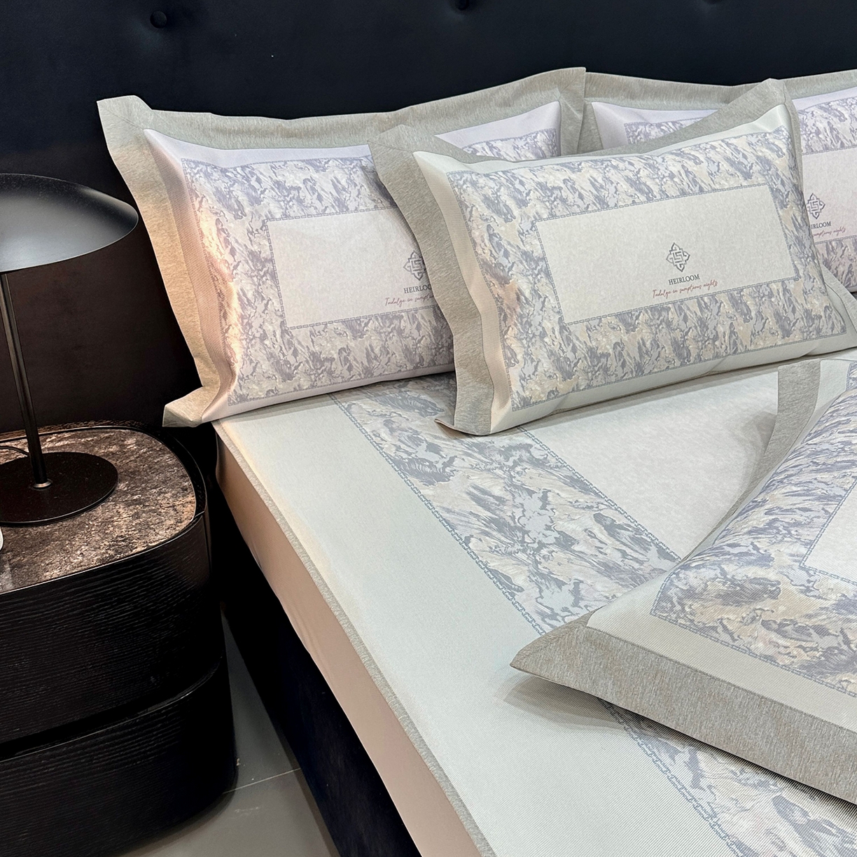 91家纺网 家纺一手货源 找家纺 JUICY 橘滋家纺 2026年夏日新款高端简约意式轻奢数码冰丝席凉席 床笠款-流云石琥珀-釉绿