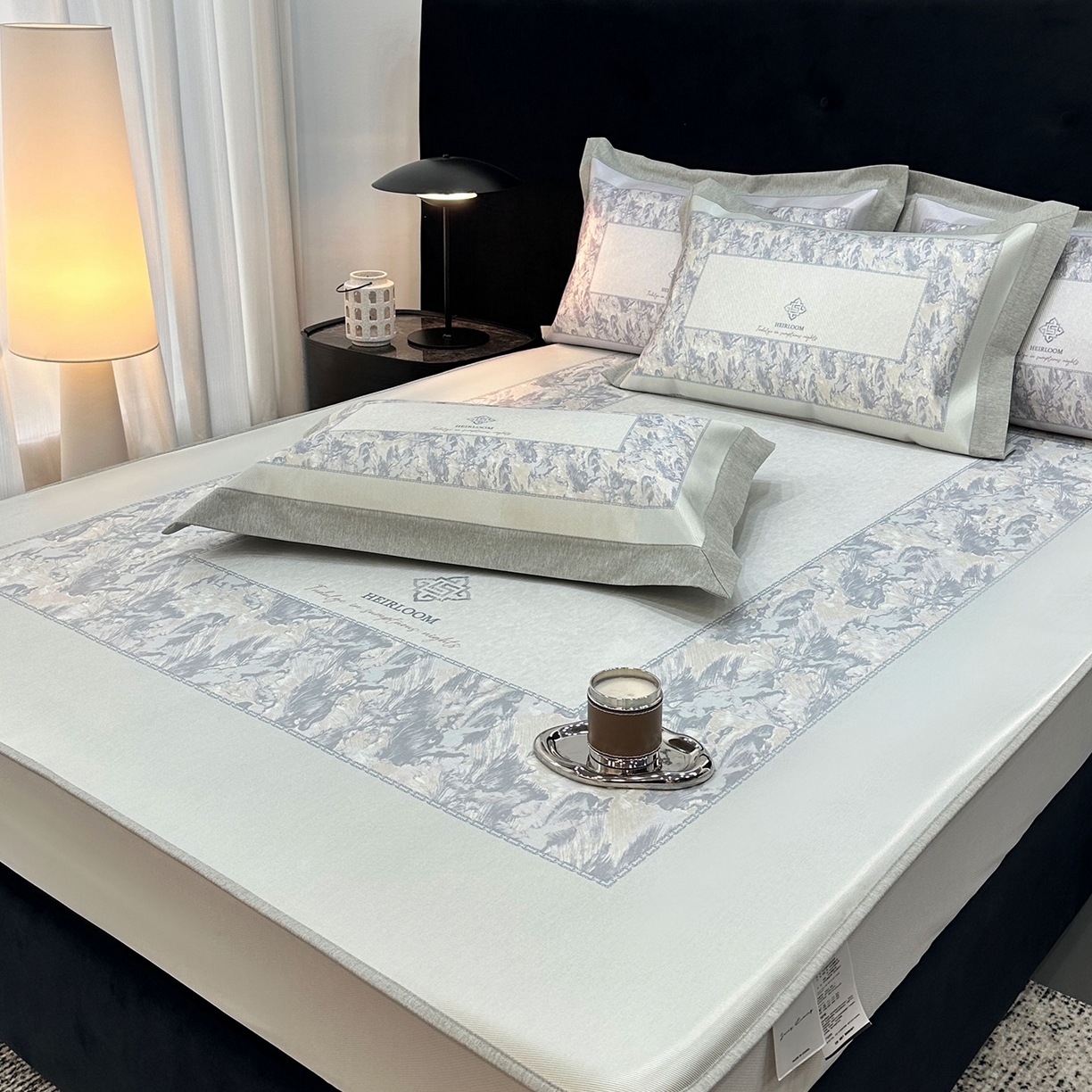 91家纺网 家纺一手货源 找家纺 JUICY 橘滋家纺 2026年夏日新款高端简约意式轻奢数码冰丝席凉席 床笠款-流云石琥珀-釉绿