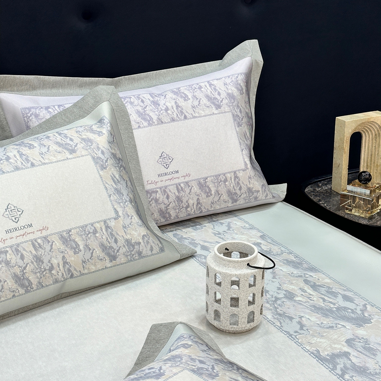 91家纺网 家纺一手货源 找家纺 JUICY 橘滋家纺 2026年夏日新款高端简约意式轻奢数码冰丝席凉席 床笠款-流云石琥珀-釉绿