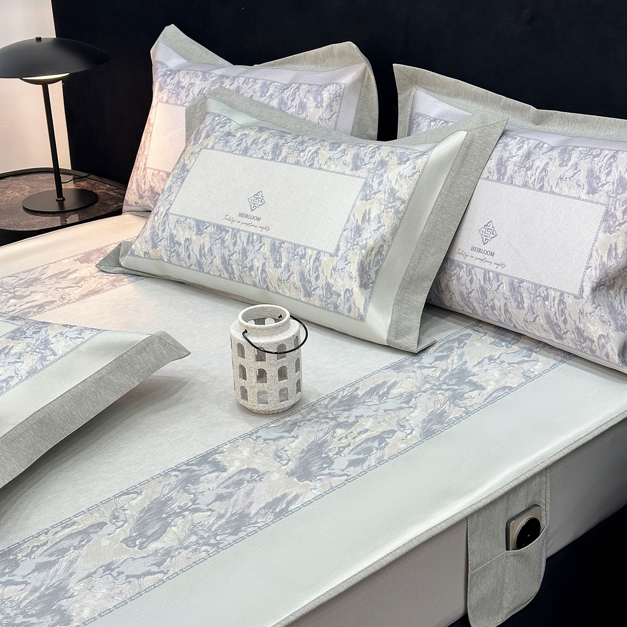 91家纺网 家纺一手货源 找家纺 JUICY 橘滋家纺 2026年夏日新款高端简约意式轻奢数码冰丝席凉席 床笠款-流云石琥珀-釉绿