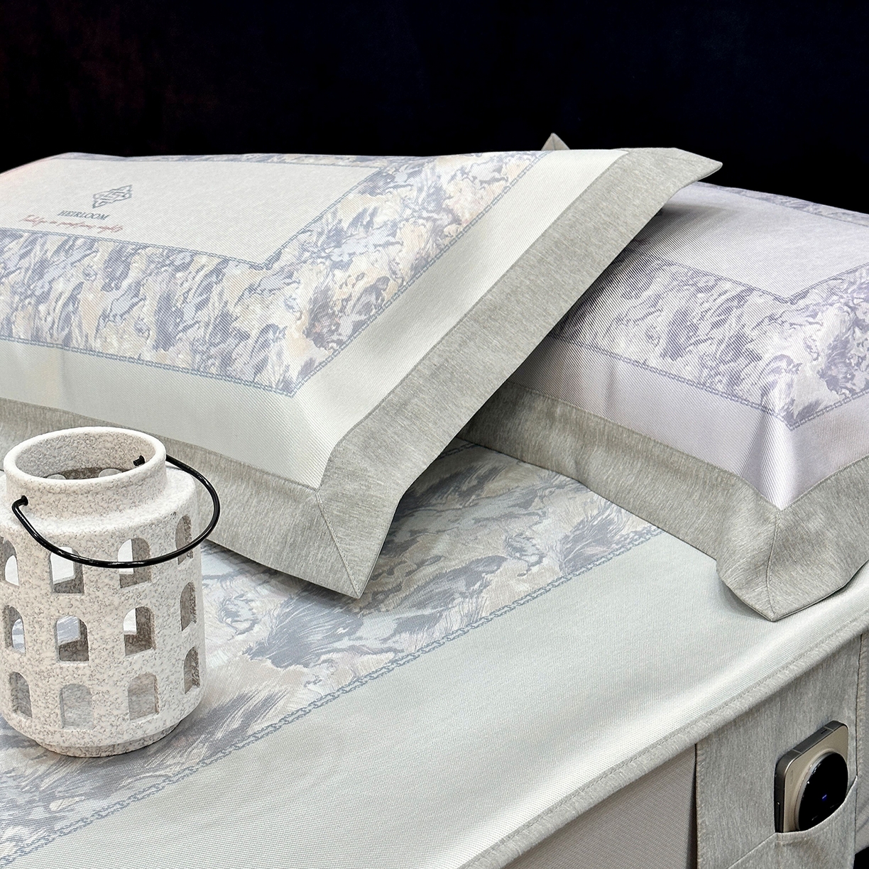 91家纺网 家纺一手货源 找家纺 JUICY 橘滋家纺 2026年夏日新款高端简约意式轻奢数码冰丝席凉席 床笠款-流云石琥珀-釉绿