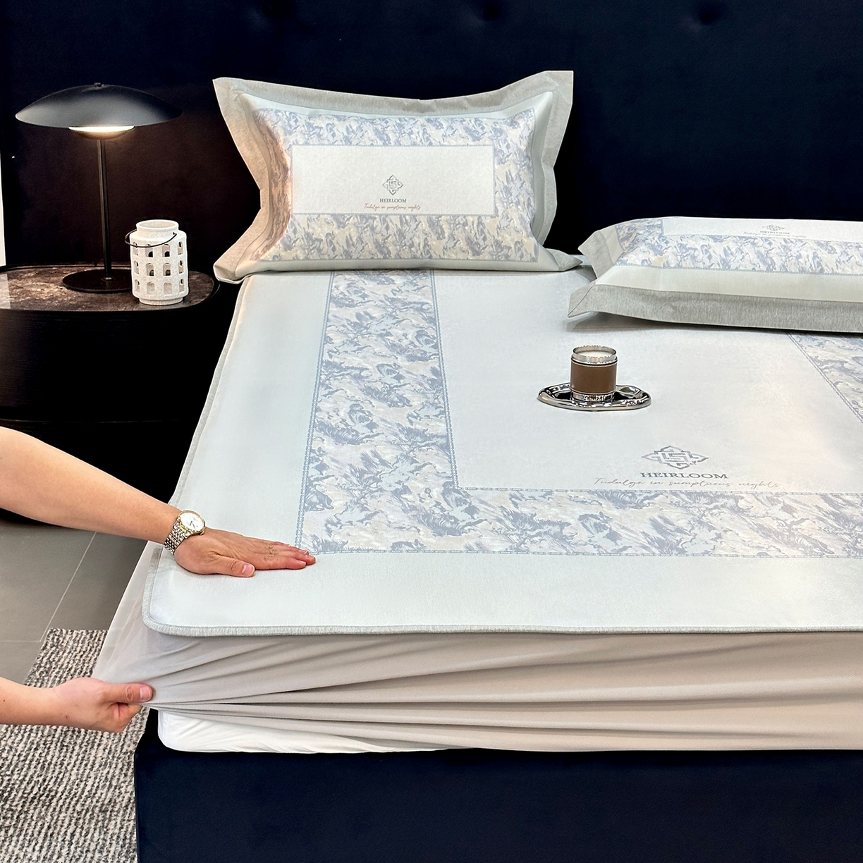 91家纺网 家纺一手货源 找家纺 JUICY 橘滋家纺 2026年夏日新款高端简约意式轻奢数码冰丝席凉席 床笠款-流云石琥珀-釉绿