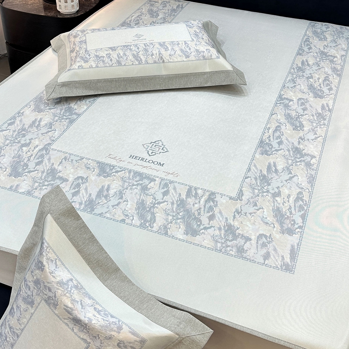 91家纺网 家纺一手货源 找家纺 JUICY 橘滋家纺 2026年夏日新款高端简约意式轻奢数码冰丝席凉席 床笠款-流云石琥珀-釉绿