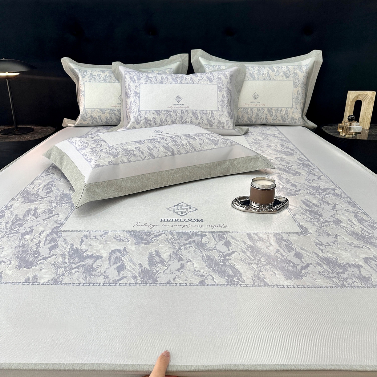 91家纺网 家纺一手货源 找家纺 JUICY 橘滋家纺 2026年夏日新款高端简约意式轻奢数码冰丝席凉席 床笠款-流云石琥珀-紫烟