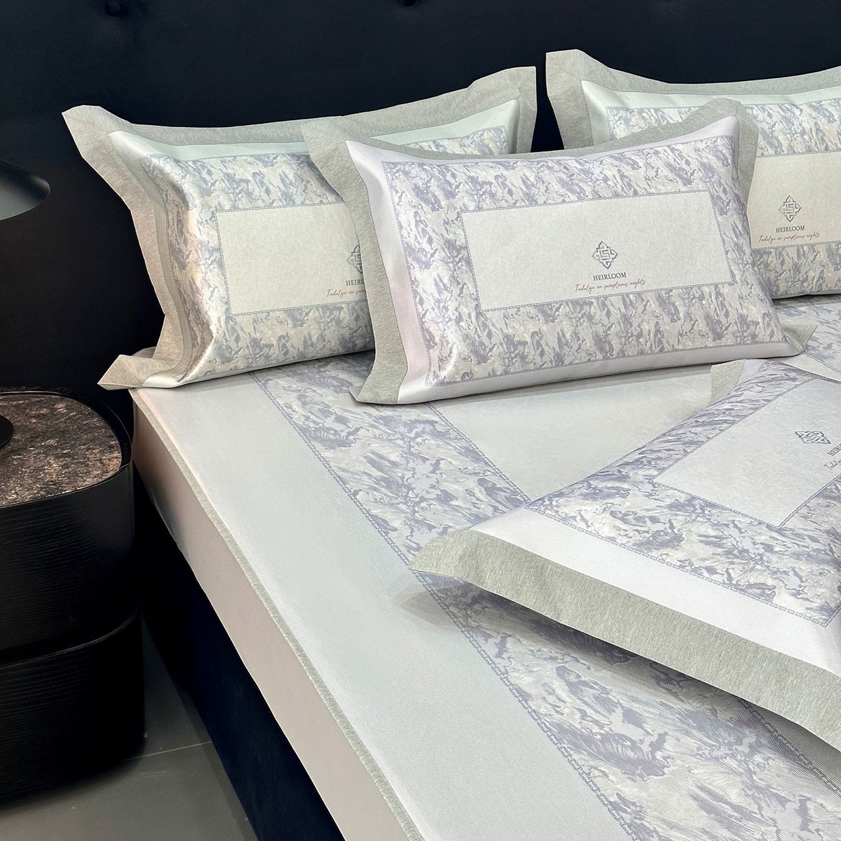 91家纺网 家纺一手货源 找家纺 JUICY 橘滋家纺 2026年夏日新款高端简约意式轻奢数码冰丝席凉席 床笠款-流云石琥珀-紫烟