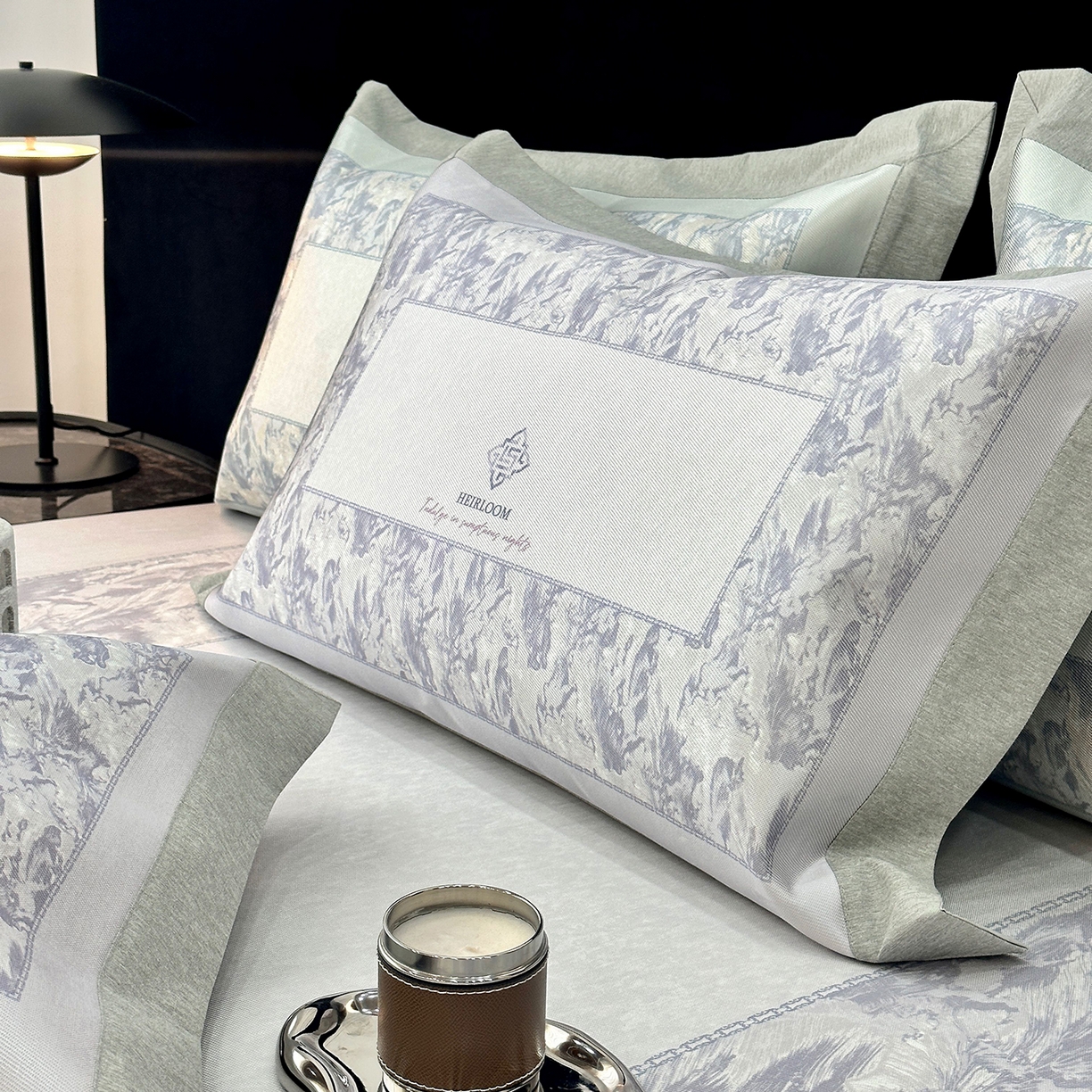 91家纺网 家纺一手货源 找家纺 JUICY 橘滋家纺 2026年夏日新款高端简约意式轻奢数码冰丝席凉席 床笠款-流云石琥珀-紫烟