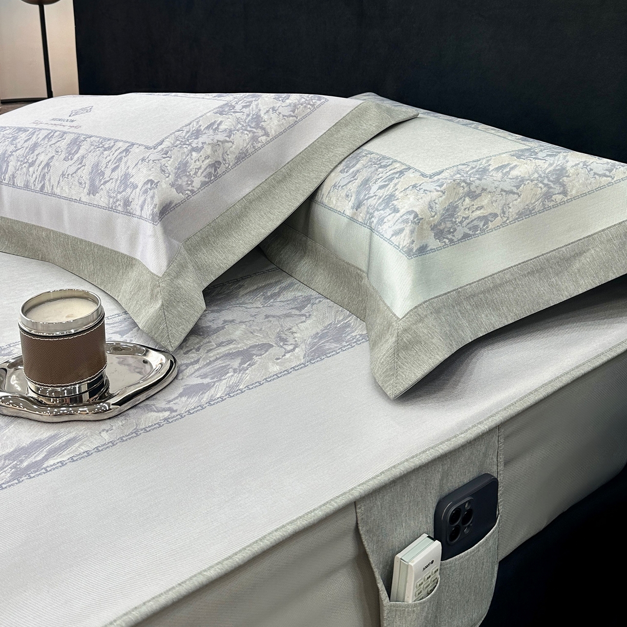 91家纺网 家纺一手货源 找家纺 JUICY 橘滋家纺 2026年夏日新款高端简约意式轻奢数码冰丝席凉席 床笠款-流云石琥珀-紫烟