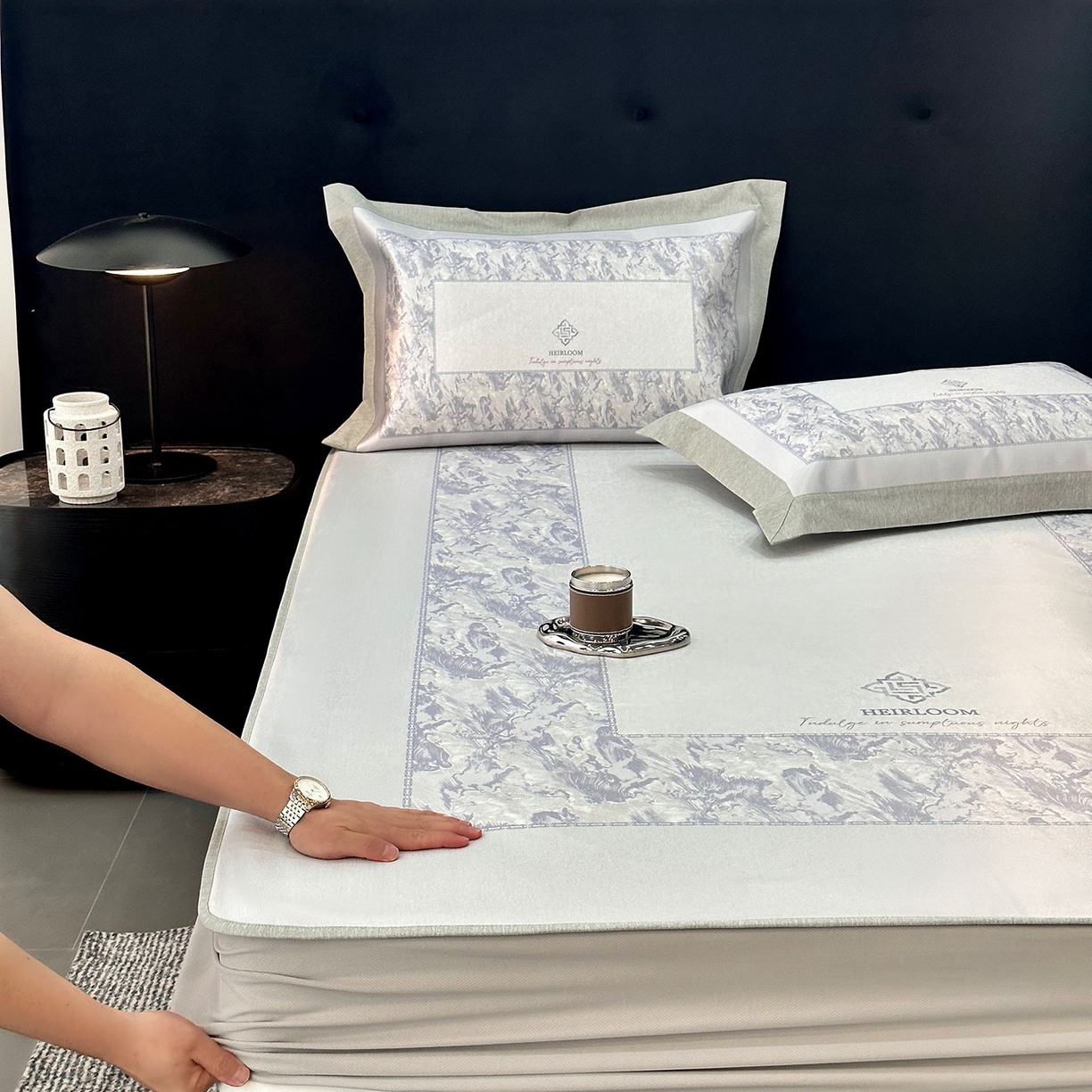 91家纺网 家纺一手货源 找家纺 JUICY 橘滋家纺 2026年夏日新款高端简约意式轻奢数码冰丝席凉席 床笠款-流云石琥珀-紫烟