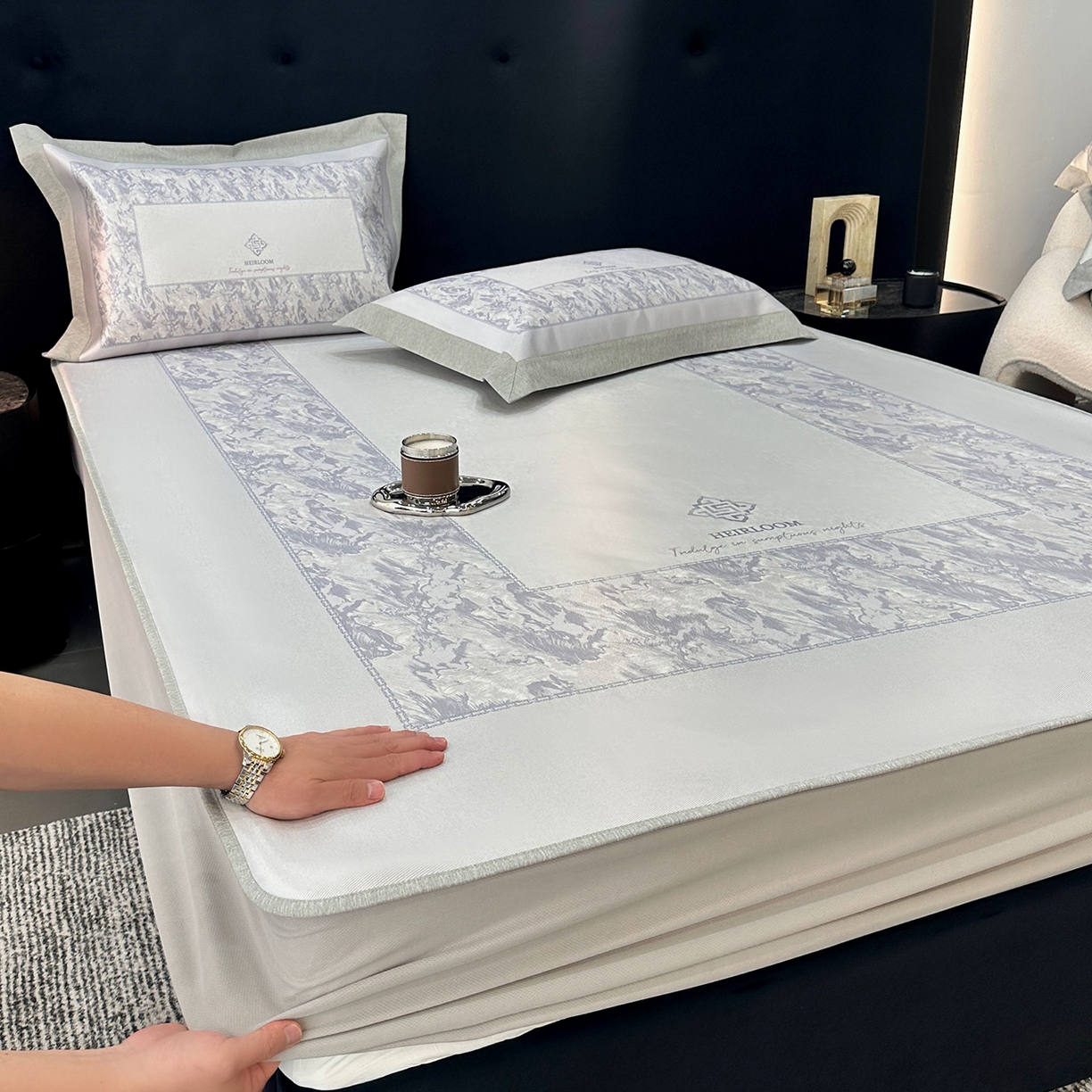 91家纺网 家纺一手货源 找家纺 JUICY 橘滋家纺 2026年夏日新款高端简约意式轻奢数码冰丝席凉席 床笠款-流云石琥珀-紫烟