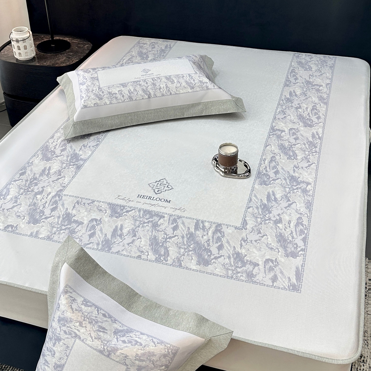 91家纺网 家纺一手货源 找家纺 JUICY 橘滋家纺 2026年夏日新款高端简约意式轻奢数码冰丝席凉席 床笠款-流云石琥珀-紫烟