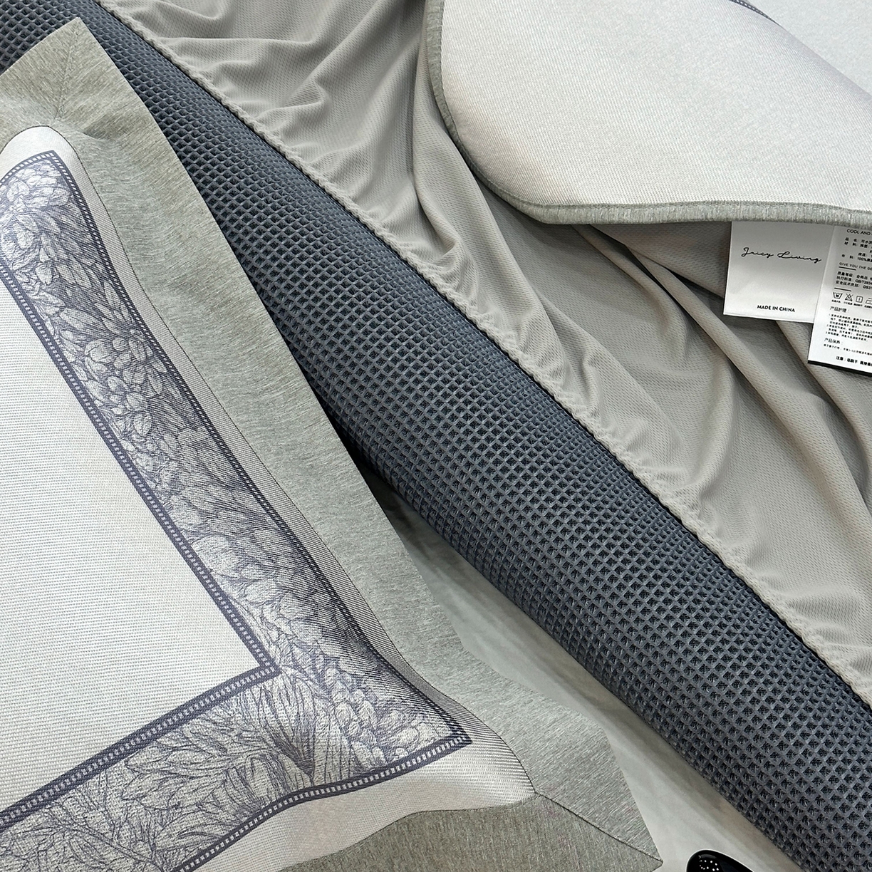 91家纺网 家纺一手货源 找家纺 JUICY 橘滋家纺 2026年夏日新款高端简约意式轻奢数码冰丝席凉席 床笠款-莫奈花园