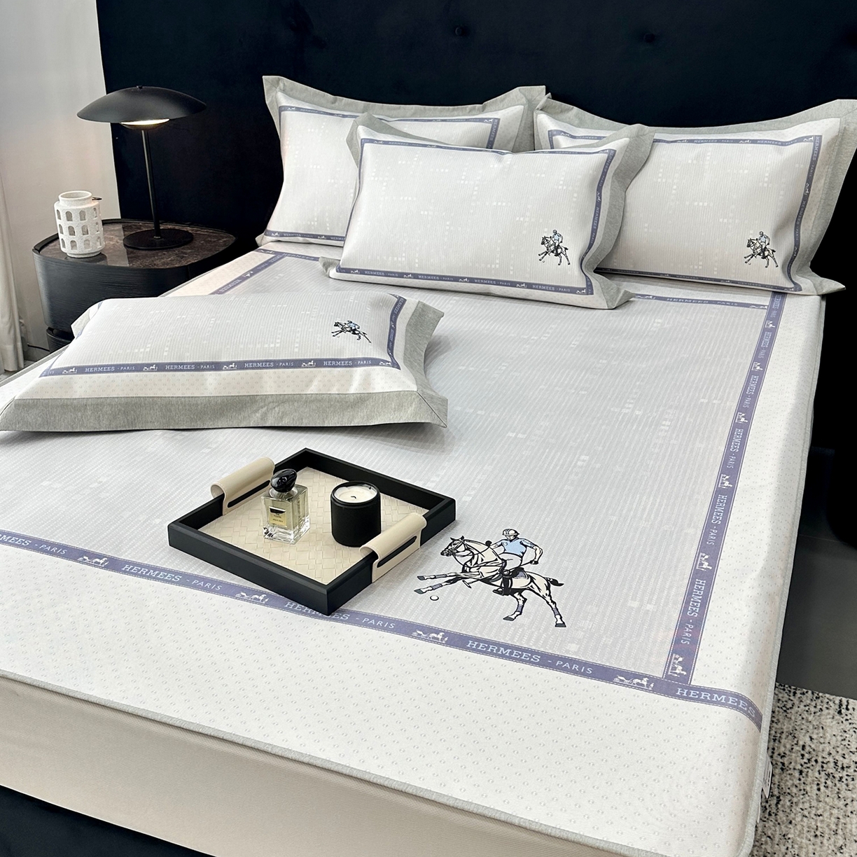 91家纺网 家纺一手货源 找家纺 JUICY 橘滋家纺 2026年夏日新款高端简约意式轻奢数码冰丝席凉席 床笠款-骑士徽章