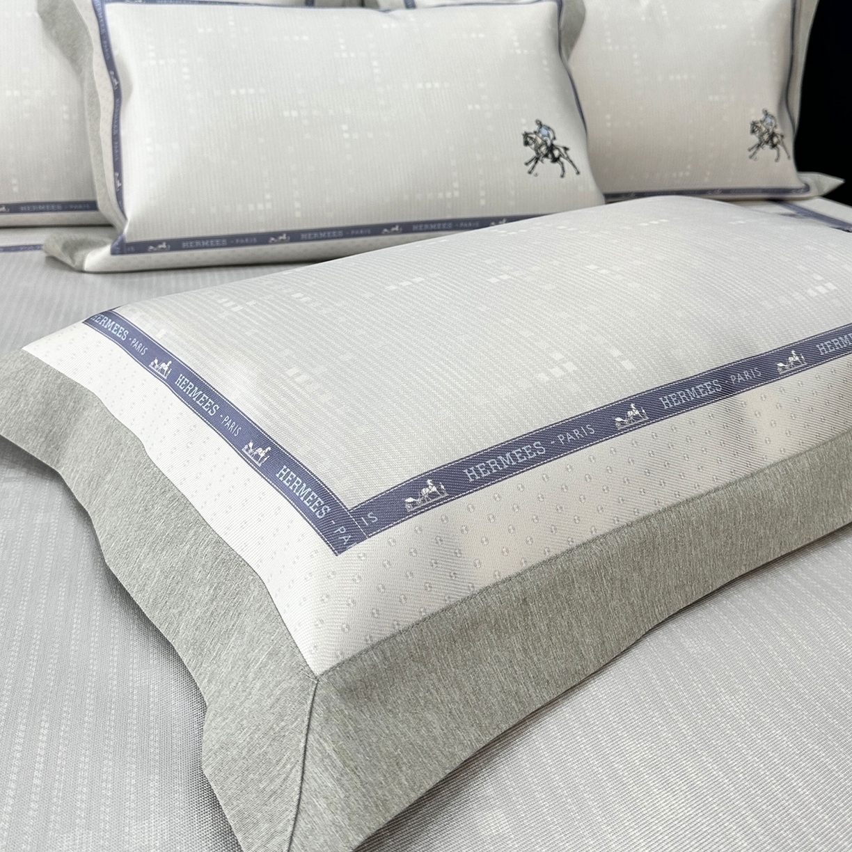 91家纺网 家纺一手货源 找家纺 JUICY 橘滋家纺 2026年夏日新款高端简约意式轻奢数码冰丝席凉席 床笠款-骑士徽章