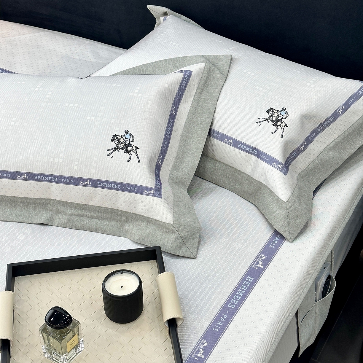 91家纺网 家纺一手货源 找家纺 JUICY 橘滋家纺 2026年夏日新款高端简约意式轻奢数码冰丝席凉席 床笠款-骑士徽章