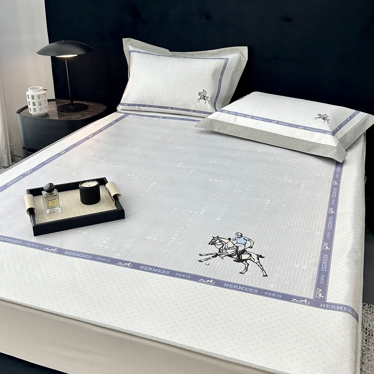 91家纺网 家纺一手货源 找家纺 JUICY 橘滋家纺 2026年夏日新款高端简约意式轻奢数码冰丝席凉席 床笠款-骑士徽章