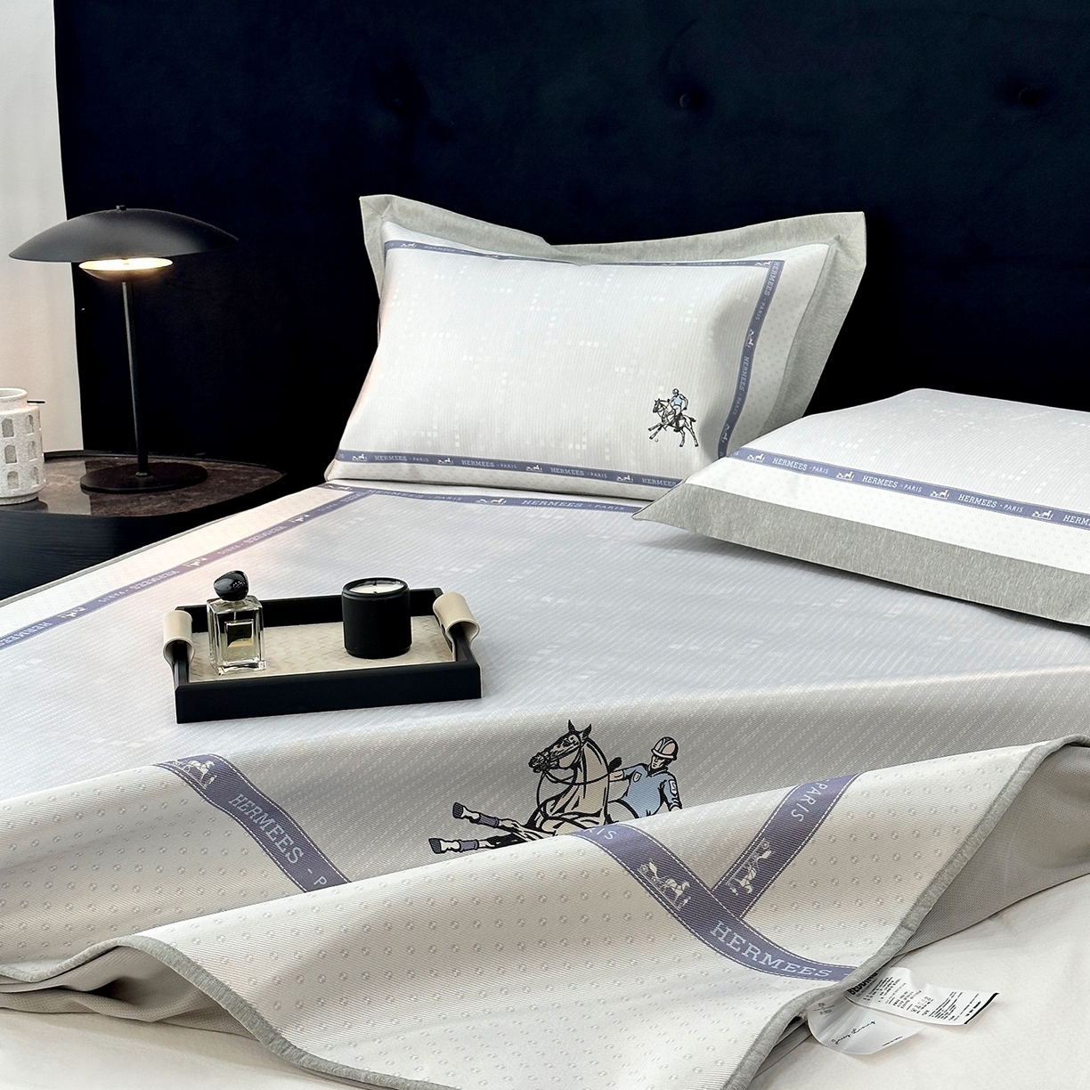 91家纺网 家纺一手货源 找家纺 JUICY 橘滋家纺 2026年夏日新款高端简约意式轻奢数码冰丝席凉席 床笠款-骑士徽章