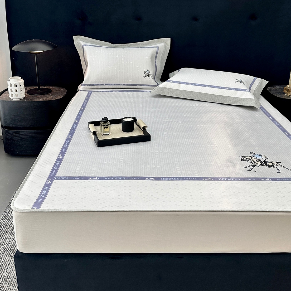 91家纺网 家纺一手货源 找家纺 JUICY 橘滋家纺 2026年夏日新款高端简约意式轻奢数码冰丝席凉席 床笠款-骑士徽章